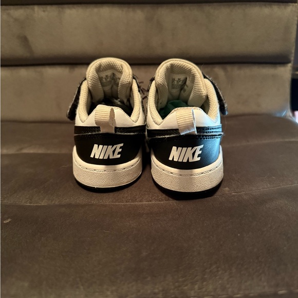 Nike Kids Black and White Velcro Sneakers Size 9c - Picture 4 of 5